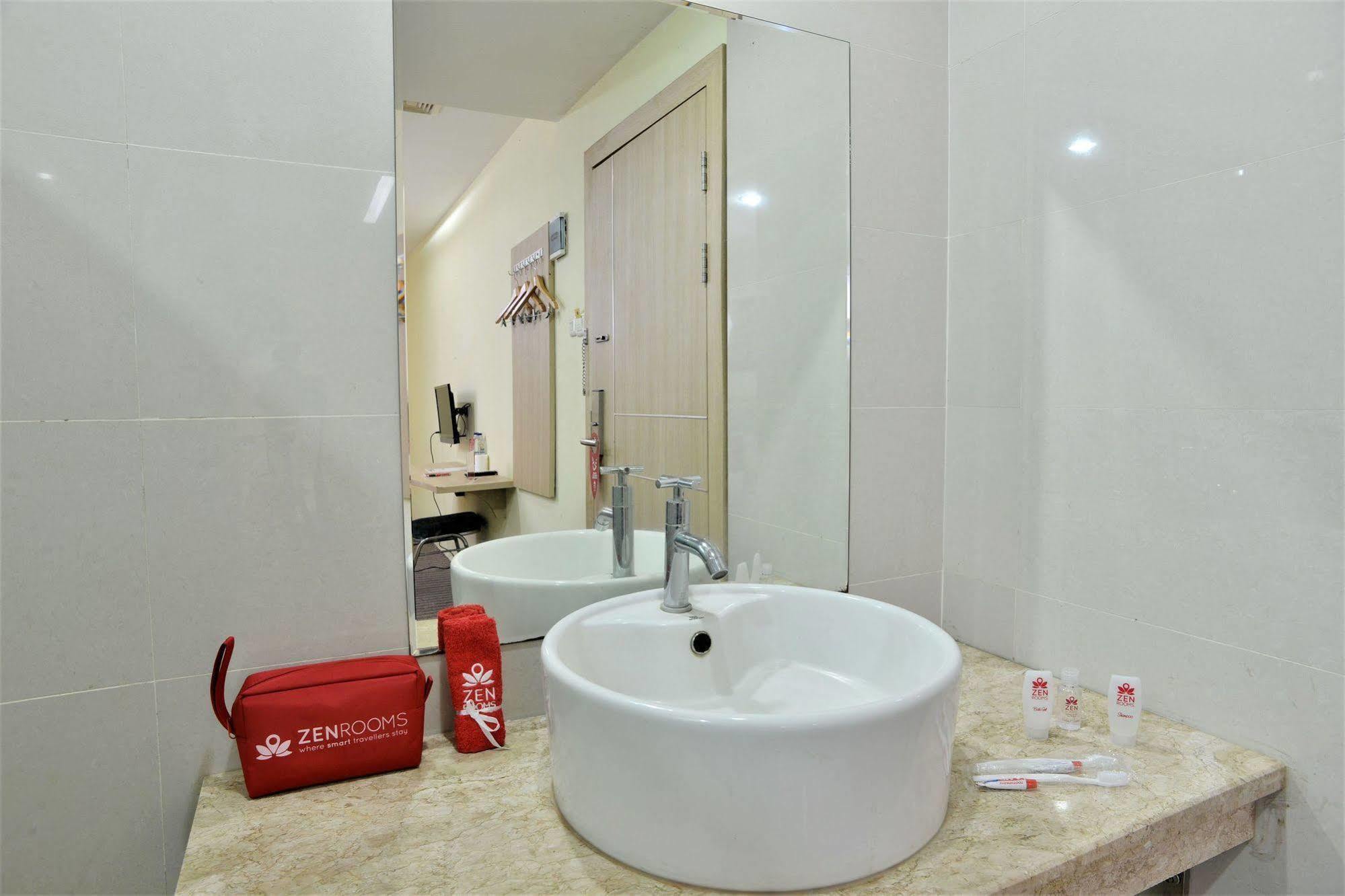Zen Rooms Rujia Pecenongan Джакарта Экстерьер фото